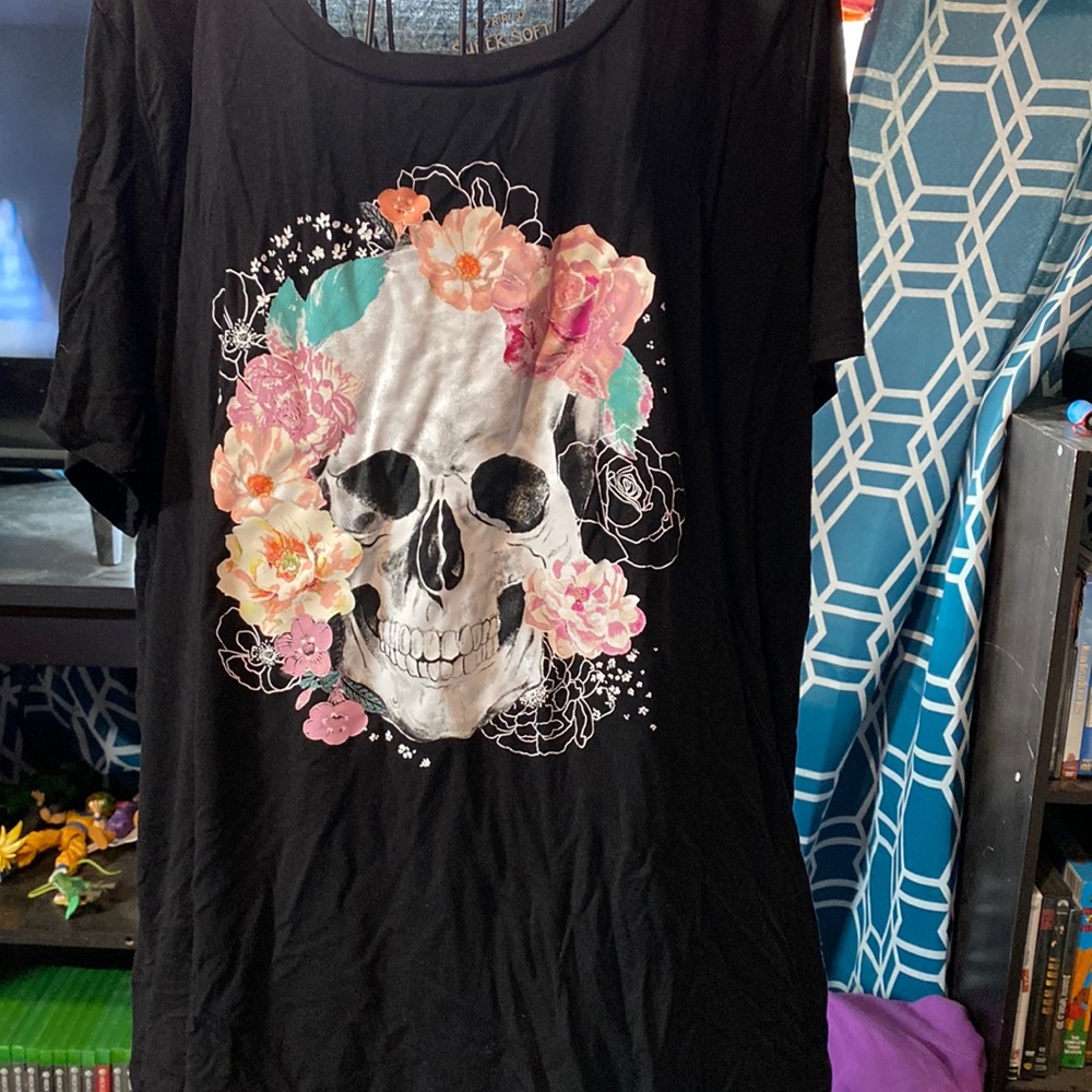 Scoop neck skull tee